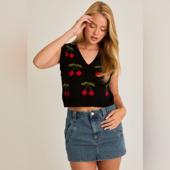 Le Lis Collection Cropped Sweater Vest Cherry Motif Black Red Small V-Neck - Picture 7 of 12